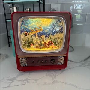 Cracker Barrel Village TV Glitter Globe plays 8 Christmas Songs